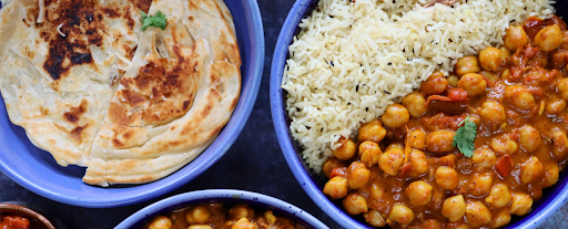 assiette de curry aux pois chiches avec riz et pain naan